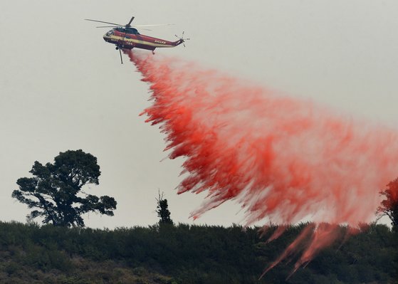 미국 캘리포니아 지역에서 산불 방제를 위해 지연재를 살포하는 모습 [AP=연합뉴스]