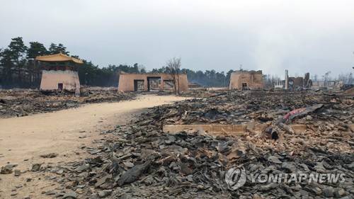 처참한 현장 (속초=연합뉴스) 김주환 기자 = 5일 오전 산불로 인해 속초시 대조영세트장 내 시설물이 불에 타 처참한 모습이다. jujuk@yna.co.kr