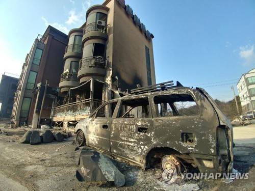 전쟁터 방불케 하는 산불 피해현장 (고성=연합뉴스) 최은지 기자 = 강원 고성·속초 일대 산불로 5일 오전 고성군 토성면 봉포리 한 펜션 부근이 깡그리 불에 탄 모습이다. 2019.4.5 chamse@yna.co.kr