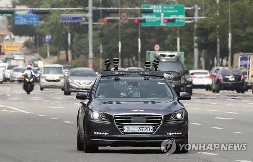 일반도로 달리는 자율주행차 스누버 [연합뉴스 자료사진]