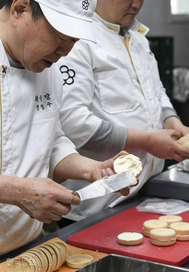 한청수 장인이 모나카에 아이스크림을 담고 있다. 한여름에는 하루 4,000개, 요즘도 3,000개씩 만드는 태극당 베스트셀러다. 이한호 기자