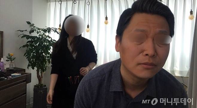 노인 분장을 마치고 세워둔 스마트폰 셀카에 부담스럽게 얼굴을 들이 밀었다. 나이든 모습을 처음 마주하고 나니, 뭐라 표현하기 어려운 감정이 올라왔다. 원래는 그래도 ‘동안’이란 얘길 많이 들었었는데(믿거나 말거나)./사진=남형도 기자 셀카