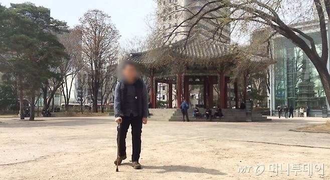 탑골공원에서 팔각정을 배경으로. 이곳엔 나이든 이들이 많아 적잖이 위로가 됐다. 비슷하게 걷고, 비슷한 모습을 하고 있어서. 그래서 별 일이 없어도, 여기에 오는가 싶었다./사진=남형도 기자 셀카