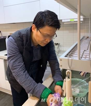 설거지는 원래 빠르게 잘하는 전문성 있는 분야인데, 동작 하나하나가 맘처럼 안돼서 평소보다 2배는 오래 걸린 것 같다./사진=남형도 기자 아내