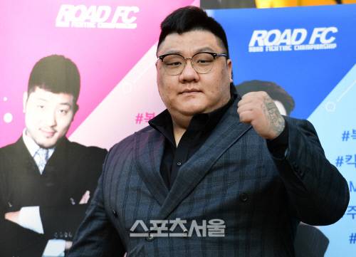 김재훈이 로드FC 청담동 압구정짐 앞에서 포즈를 취하고 있다. 권아솔은 김재훈이 가장 좋아하는 선배다. 좋아하는 이유는 ‘항상 따끔한 조언’을 많이 해주기 때문이라고. 이주상기자 rainbow@sportsseoul.com