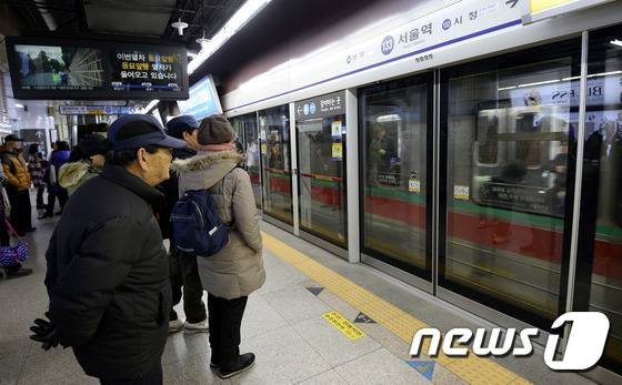 지하철 1호선 서울역에서 승객들이 열차를 기다리고 있다./사진=뉴스1