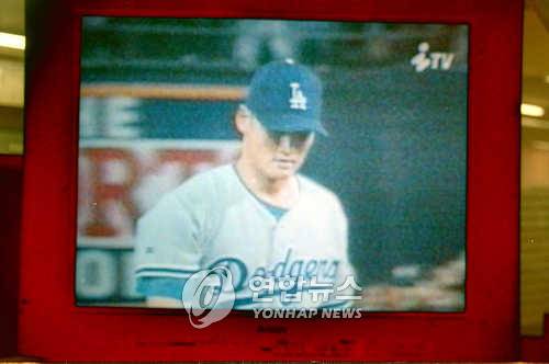 고개숙인 박찬호 LA 다저스 박찬호가 17일 샌디에이고와의 원정경기에서 6회 캐미니티에게 좌월 솔로홈런을 맞은뒤 고개를 숙이고 있다./ TV 촬영 1998.6.17 (서울=연합)<저작권자 ⓒ 2001 연 합 뉴 스. 무단전재-재배포 금지.>