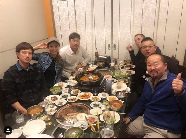 류현진(왼쪽에서 세 번째)이 6일 자신의 소셜네트워크서비스에 미국 덴버의 한식당에서 식사한 사진을 소개했다. 왼쪽에서 두 번째는 아내 배지현씨. [류현진 인스타그램 캡처=연합뉴스]