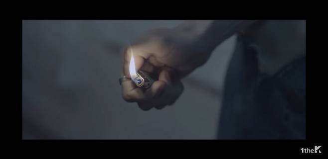 방탄소년단의 ‘I need you’ 뮤직비디오에서 윤기가 라이터를 들고 있는 장면. 윤기에게 라이터와 불은 집에서 일어난 화재로 돌아간 어머니에 대한 기억과 트라우마를 상징하고 있다.