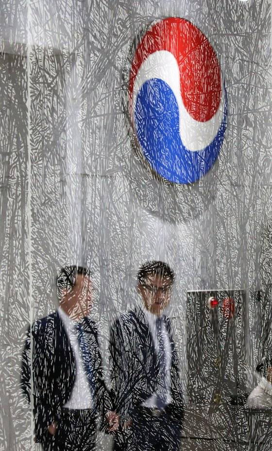대한항공은 조양호 회장이 8일 숙환으로 별세했다고 밝혔다. 사진은 이날 오전 서울 서소문 대한항공 1층 일우재단 전시장 유리에 비친 로비 모습. 강정현 기자