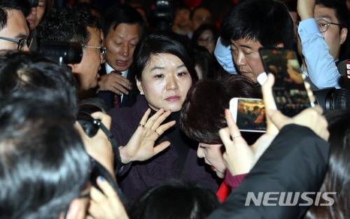 【서울=뉴시스】조성봉 기자 = 류여해 전 자유한국당 최고위원이 지난해 1월16일 오전 서울 마포구 케이터틀에서 열린 자유한국당 신년인사회에서 당원들에 의해 퇴장당하고 있다. 2018.01.16.suncho21@newsis.com