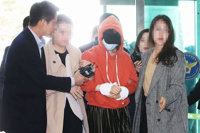 마약 투약 의혹으로 경찰 수사를 받는 남양유업 창업주의 외손녀 황하나(31) 씨가 4일 오후 체포돼 경기도 수원시 경기남부지방경찰청으로 압송되고 있다. (사진=연합뉴스)