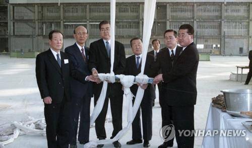 아버지 조중훈 회장, 형제들과 함께한 조양호 회장 (서울=연합뉴스) 조양호 한진그룹 회장이 8일 새벽(한국시간) 미국 현지에서 숙환으로 별세했다고 대한항공이 밝혔다. 사진은 1996년 12월 '김포 대한항공 빌딩'의 상량식에서 아버지 조중훈 회장 등 그룹 관계자들과 함께한 조양호 회장. (왼쪽부터) 황창학 한진 부회장, 이근수 한진해운 부회장, 조양호 한진그룹 당시 부회장, 조중훈 회장, 조남호 당시 한진건설 사장, 조수호 당시 한진해운 사장. 2019.4.8 [연합뉴스 자료사진]