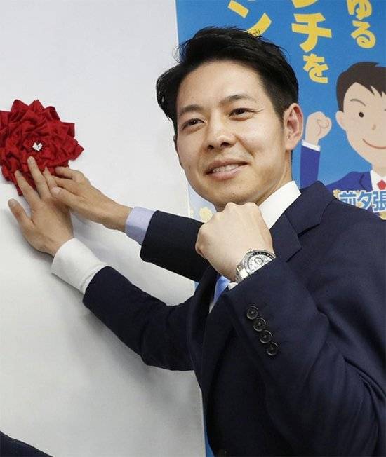 최연소 시장이 된 지 8년 만에 최연소 지사로 당선된 스즈키 나오미치(38). [연합뉴스]