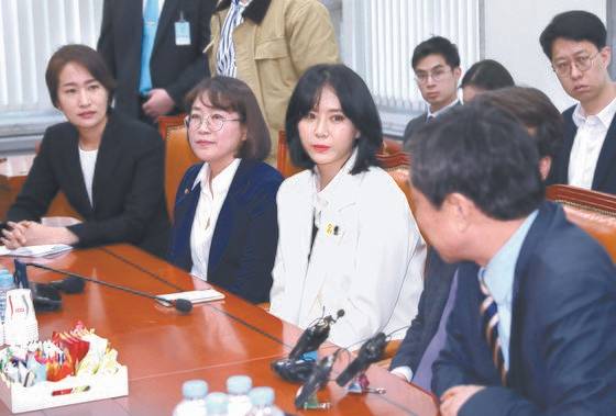 ‘장자연 증언자’ 윤지오씨가 8일 국회에서 문체위 소속 의원들과 간담회를 하고 있다. 왼쪽부터 바른미래당 김수민·정의당 추혜선 의원, 윤씨, 민주당 안민석·이종걸 의원. [뉴스1]