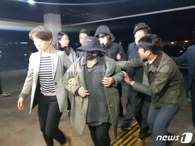 제천경찰서로 입감되는 마이크로닷의 부모/사진제공=뉴스1