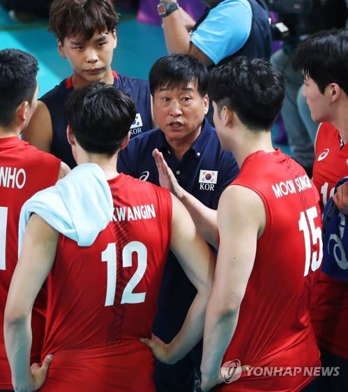 작전 지시하는 김호철 감독 (자카르타=연합뉴스) 홍기원 기자 = 20일 오후(현지시간) 인도네시아 자카르타 겔로라 붕 카르노(GBK) 스포츠 컴플렉스 배구 경기장에서 열린 2018 자카르타ㆍ팔렘방 아시안게임 남자 배구 예선 한국과 대만의 경기. 한국 김호철 감독이 작전을 지시하고 있다. 2018.8.20 xanadu@yna.co.kr