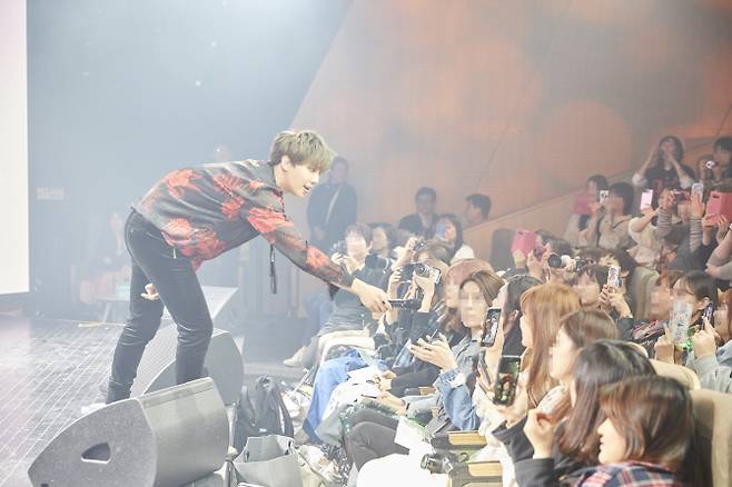 팬들과 얘기하는 박정민. 이날 공연에는 일본 중국 대만 홍콩 등 아시아 팬들이 많았다. (사진제공=트리플에스엔터테인먼트)