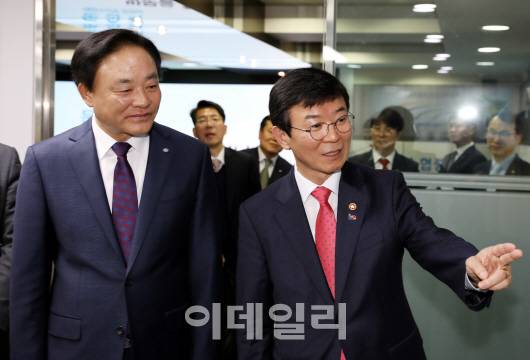문성혁 해양수산부 장관(오른쪽)이 10일 서울 송파구 수협중앙회에서 임준택 수협중앙회장 등 수산 관련 단체장들을 만났다. 문 장관은 “수산업이 사양산업이 될 수 없다”며 수산업계 지원 입장을 밝혔다. [해양수산부 제공]