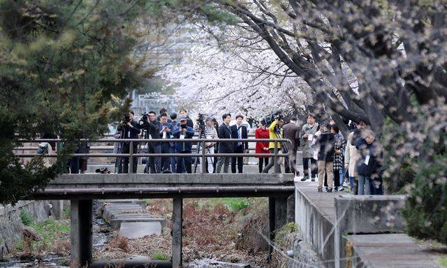 9일 용산미군기지 버스투어 참가자들이 서울에서 유일하게 복개되지 않은 하천인 만초천을 둘러보고 있다. 뉴스1