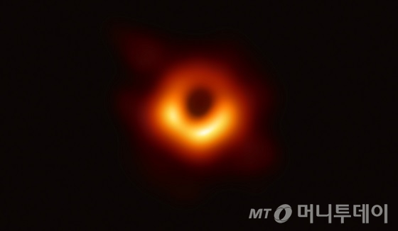 이번에 관측한 M87. 중심의 검은 부분은 블랙홀(사건의 지평선)과 블랙홀을 포함하는 그림자이고, 고리의 빛나는 부분은 블랙홀의 중력에 의해 휘어진 빛이다. 관측자로 향하는 부분이 더 밝게 보인다./사진제공=한국천문연구원