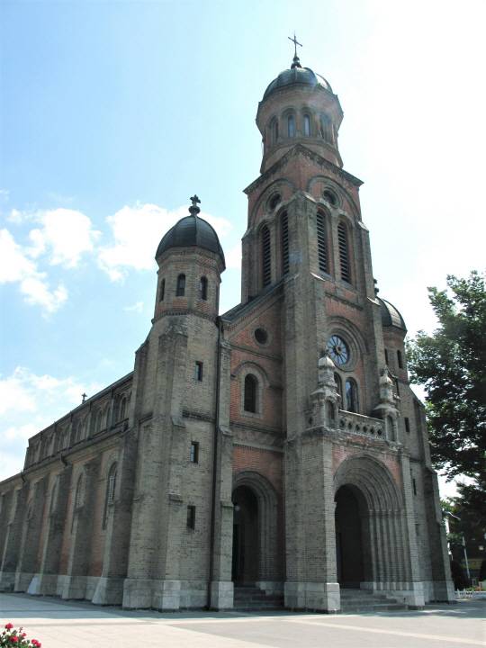 네오고딕 양식의 장식고탑을 로마네스크적으로 변형한 전동성당의 정면.