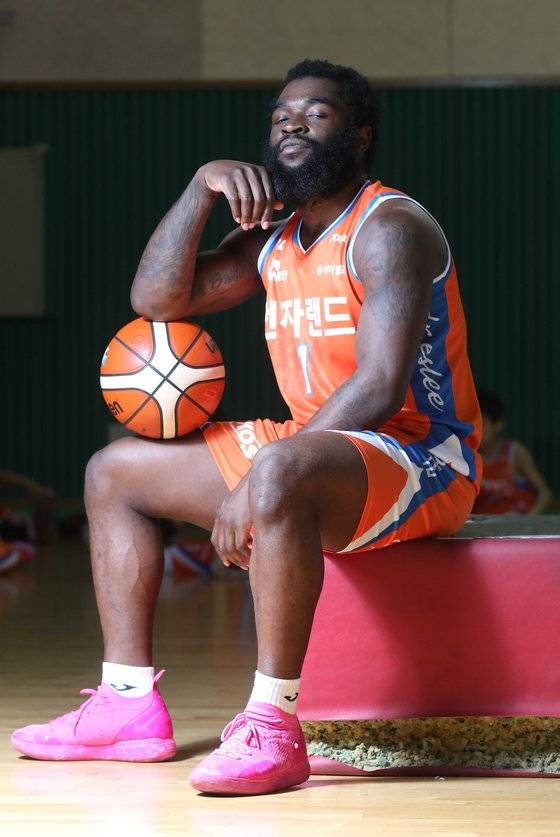 턱수염이 덥수룩한 전자랜드 ‘슛 도사’ 팟츠. 상대 팀에겐 공포의 대상이다. [김상선 기자]