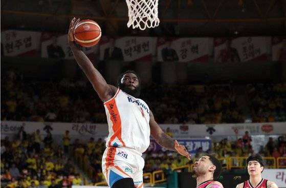지난 8일 창원체육관에서 열린 인천 전자랜드와 창원 LG의 4강 플레이오프 3차전 경기. 전자랜드 기디 팟츠가 원 핸드 덩크를 하고 있다. [연합뉴스]
