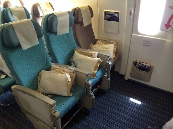 비상구 좌석 중에는 앞이 널찍하게 다 비어있는 경우도 있다. [중앙포토]
