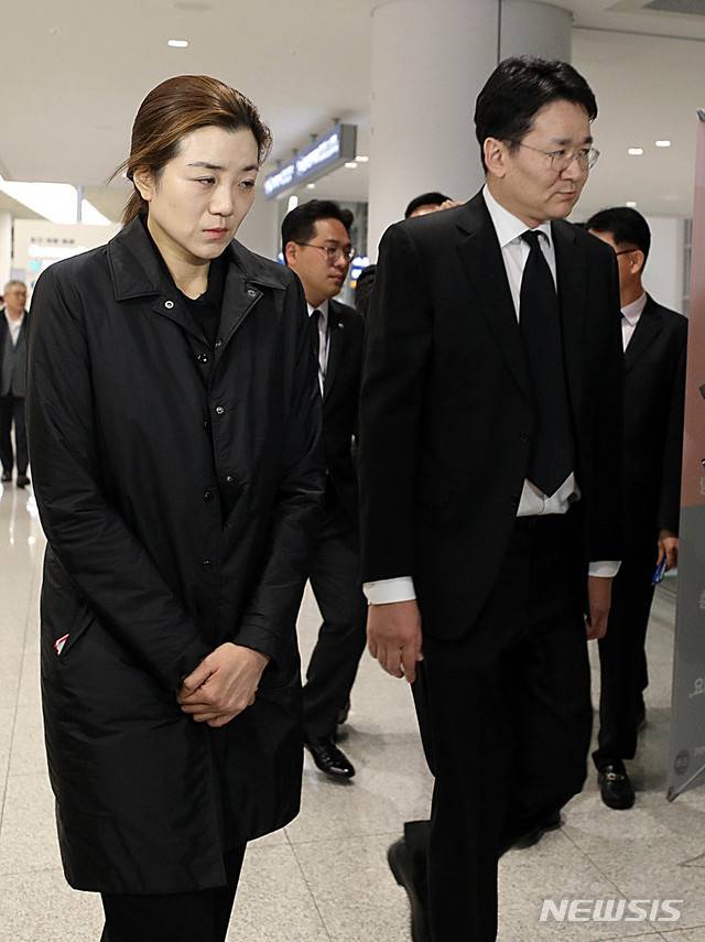 【인천공항=뉴시스】추상철 기자 =고 조양호 한진그룹 회장의 장남 조원태 대한항공 사장과 차녀 조현민 전 대한항공 전무가 12일 오전 인천국제공항 제2여객터미널을 통해 귀국하고 있다. 이들은 고 조양호 한진그룹 회장의 시신이 운구된 비행편으로 귀국했다. 2019.04.12.  scchoo@newsis.com