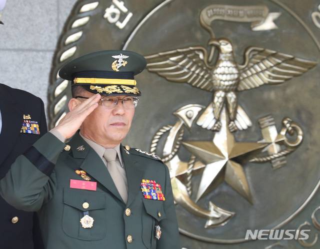 【화성=뉴시스】 전진환 기자 = 제34대, 35대 해병대 사령관 이-취임식이 열린 12일 오후 경기도 화성시 해병대사령부 연병장에서 취임하는 이승도 해병대 사령관이 국민의례를 하고 있다. 2019.04.12. amin2@newsis.com