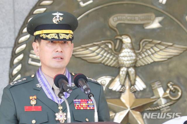 【화성=뉴시스】 전진환 기자 = 제34대, 35대 해병대 사령관 이-취임식이 열린 12일 오후 경기도 화성시 해병대사령부 연병장에서 이임하는 전진구 해병대 사령관이 이임사를 하고 있다. 2019.04.12. amin2@newsis.com