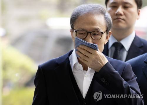 입 막은 채 출석하는 이명박 (서울=연합뉴스) 윤동진 기자 = 횡령과 뇌물수수 등 혐의로 1심에서 실형을 선고받은 이명박 전 대통령이 12일 오후 서울 서초동 중앙지법에서 열린 항소심 속행 공판에 출석하고 있다.  mon@yna.co.kr