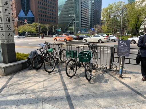 지난 11일 서울 종로구의 한 자전거거치대는 지붕이나 도난방지시설이 없어 몇몇 자전대만이 주차돼 있다.&nbsp;