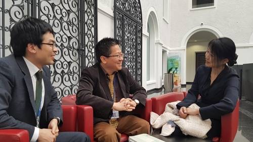 (제네바=연합뉴스) 이광철 특파원 = 세계무역기구(WTO) 후쿠시마 수산물 수입금지 승소 판정을 끌어내는데 현장에서 힘을 보탠 권혁우 주제네바대표부 참사관(가운데)과 노유경 부장판사(오른쪽), 윤영범 서기관(왼쪽)이 12일(현지시간) WTO 아트리움 홀에서 이야기를 나누고 있다. minor@yna.co.kr 2019.4.12