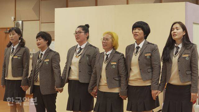 엄마들은 무대에 오를 때마다 매번, 아물지 않은 시간 속으로 되돌아가 쓰라린 기억을 들여다 본다. 힘겨운 일이다. 하지만 ‘해야 하는 일’이기 때문에 한다. ‘잊혀짐’에 맞서 싸우는 건 남겨진 이들의 영원한 몫이기에. 오늘도 엄마들은 무대에 오르며 아픈 다짐을 한다. 떠난 자식들에게 부끄럽지 않은 세상을 만들겠다고. 한국일보 영상팀 한설이ㆍ현유리 PD