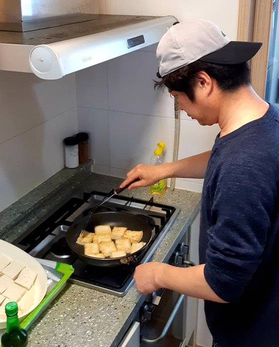 두부 조림 만들기. 굵은 소금을 쳐서 두부의 물기를 빼고 들기름과 식용유에 부쳐서 당근, 양파, 마늘, 간장, 물엿 등과 조린다. [사진 박헌정]