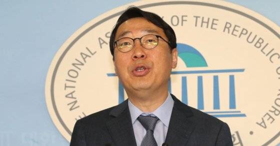 윤영찬 전 청와대 국민소통수석이 15일 오전 국회 정론관에서 더불어민주당 입당 기자회견을 하고 있다. 윤 전 수석은 회견에서 내년 총선에 성남 중원 지역구에 출마하겠다고 밝혔다. [연합뉴스]
