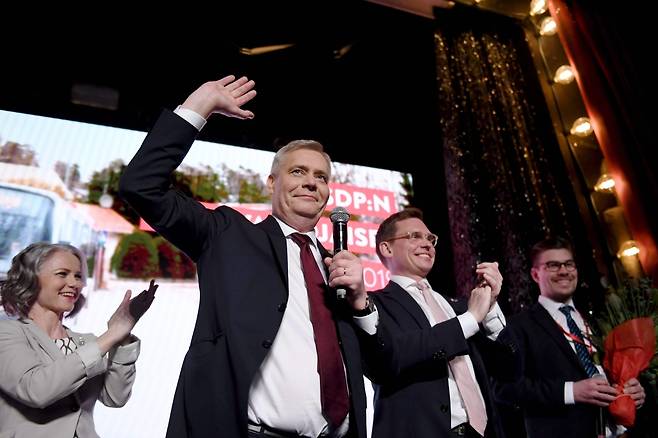 14일(현지시간) 핀란드 총선에서 제 1당이 된 사회민주당의 안티 린네 대표가 기뻐하고 있다. /AFPBBNews=뉴스1