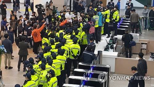 "오거돈 시장 만나게 해달라" (부산=연합뉴스) 김선호 기자 = 적폐청산·사회대개혁 부산운동본부 강제징용노동자상 건립특별위원회 등 시민단체 회원들이 15일 오전 강제징용노동자상 기습철거와 관련 부산시청 로비에서 오거돈 부산시장과 면담을 요구하며 경찰과 대치하고 있다. 2019.4.15 handbrother@yna.co.kr