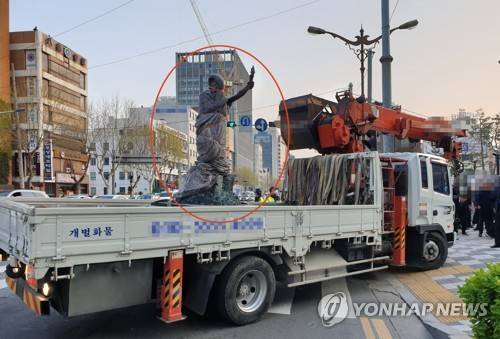부산시 강제징용 노동자상 기습 철거 (부산=연합뉴스) 부산시 관계자들이 12일 오후 부산 동구 정발 장군 동상 앞 인도에 있던 강제징용 노동자상을 철거하고 있다. 일본영사관 인근 노동자상 설치는 반대하던 부산시가 기습적으로 행정대집행에 나서 시민단체 반발이 예상된다. 2019.4.12 [독자 제공] pitbull@yna.co.kr