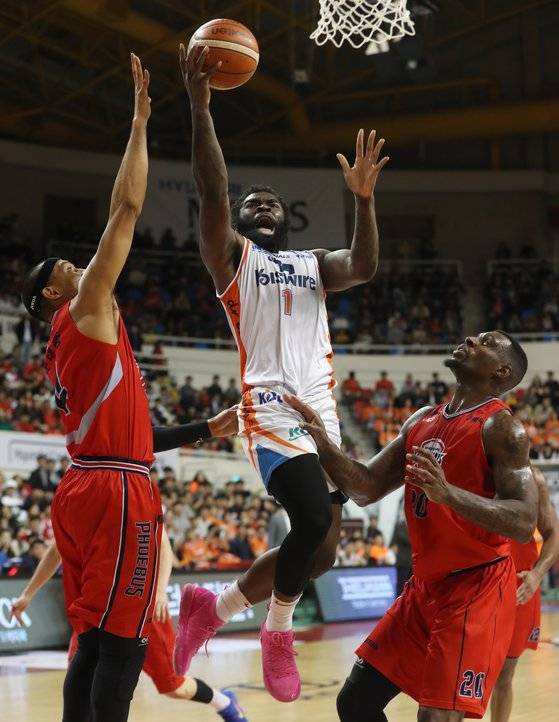 15일 울산 동천체육관에서 열린 2018-2019 프로농구 울산 현대모비스와 인천 전자랜드의 챔피언결정전 2차전. 전자랜드 팟츠가 현대모비스 문태종, 라건아를 피해 슛하고 있다. [연합뉴스]