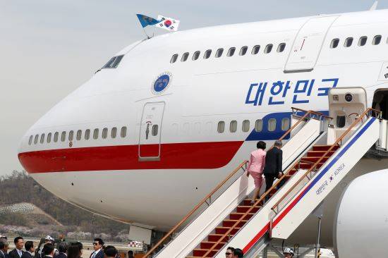 16일 오후 1시1분 문재인 대통령 내외가 탑승할 당시 공군 1호기에 꽂힌 태극기 방향이 수정돼있다. 뉴시스