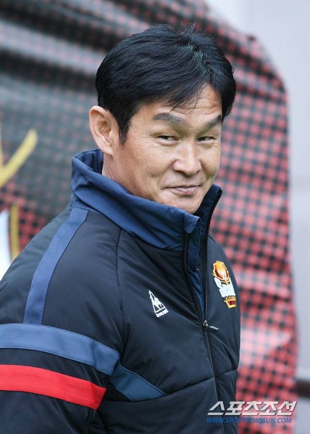 2019 K리그1 FC서울과 경남FC의 경기가 6일 오후 서울월드컵경기장에서 열렸다. 서울 최용수 감독이 나오고 있다. 서울월드컵경기장=정재근 기자 cjg@sportschosun.com/2019.04.06/