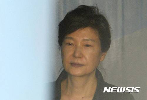 【서울=뉴시스】조성봉 기자 = 박근혜 전 대통령이 지난 2017년 9월28일 오전 서울 서초구 서울중앙지방법원에 출석하고 있다. 2017.09.28.suncho21@newsis.com