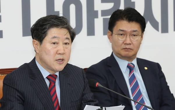 18일 국회에서 열린 자유한국당 대북제재 위반 조사 특별위원회에서 유기준(왼쪽) 위원장이 발언하고 있다. 오른쪽은 정용기 정책위의장. /연합뉴스