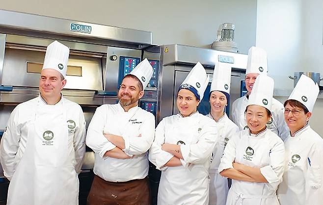 제빵 과정을 함께했던 외국인 동기들. 맨 왼쪽이 브루노이고 왼쪽에서 네 번째 여성이 알레시아다. 왼쪽에서 두번째는 제빵과장 셰프 다비데.