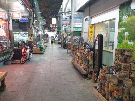 지난 3일 찾은 강원도 정선군 고한읍 고한시장. 시장 안은 지나는 사람이 없어 텅텅 비었고, 여러 곳의 점포에 ‘상가 임대’라는 문구가 적혀있다. 박진호 기자