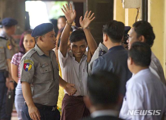 【양곤=AP/뉴시스】미얀마 양곤에서 3일 로이터 소속의 초 소에 우 기자가 법원에 도착해 지지자들을 향해 손을 들어보이고 있다. 이날 법원은 초 소에 우와 와 론 기자에게 7년형을 선고했다. 2018.09.03