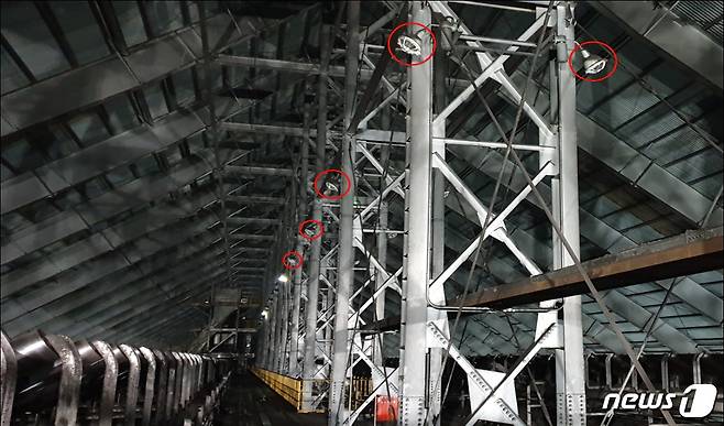 현대제철 당진공장 안전보건점검 결과 사진, 작업장 내 조명들이 고장 난 채 꺼져 있다. (신창현 의원실 제공)© 뉴스1